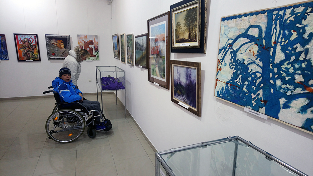 Centar za dnevni boravak dece i omladine ometene u razvoju posetili Galeriju savremene umetnosti u Požarevcu