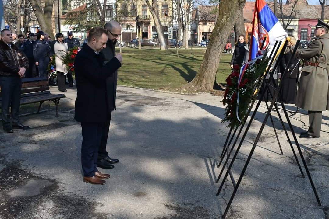 Obeležen dan državnosti u Požarevcu, Položeni venci na spomenik kneza Miloša