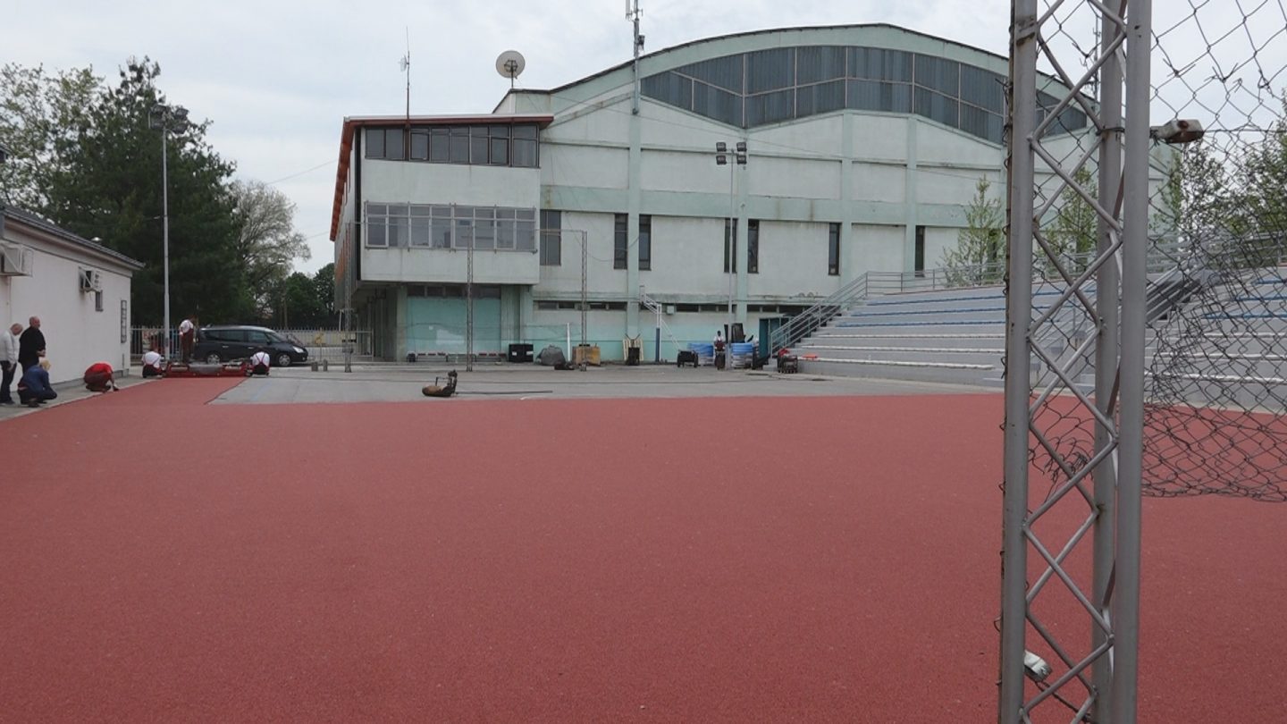 Postavljanje tartan podloge na stadionu malih sportova