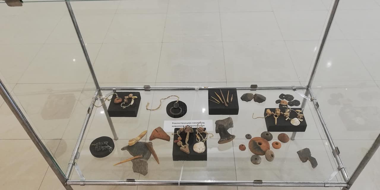 Otvorena arheološka izložba IZMEĐU KOSTIMA I ORNAMENTA