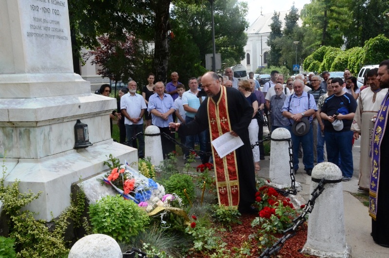 Polaganjem venaca na spomen obeležja stradalima u ratovima obeležen Vidovdan