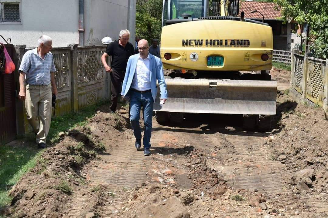Asfaltiranje ulica u Bratincu