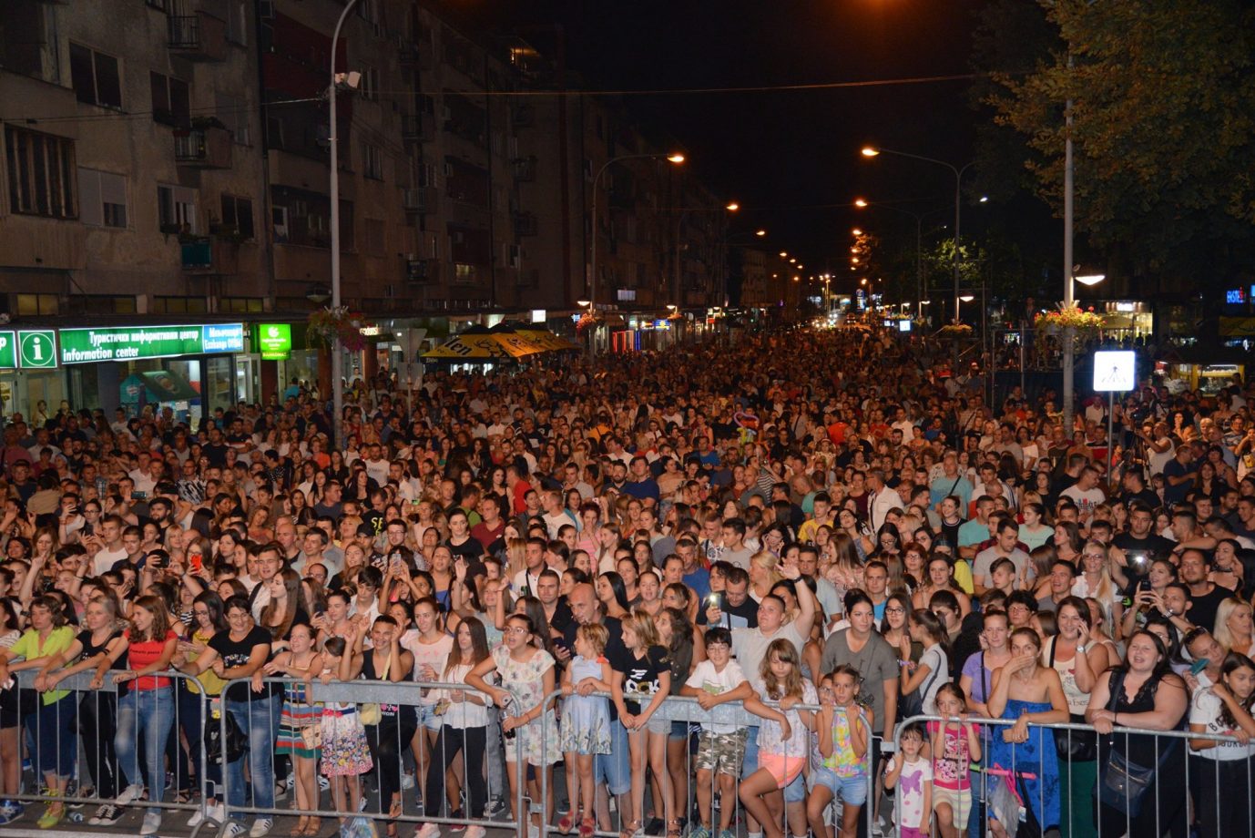 Večeras na trgu Renato Henc i Crvena Jabuka, juče nastupili Boris Petrović i Lexington bend FOTO