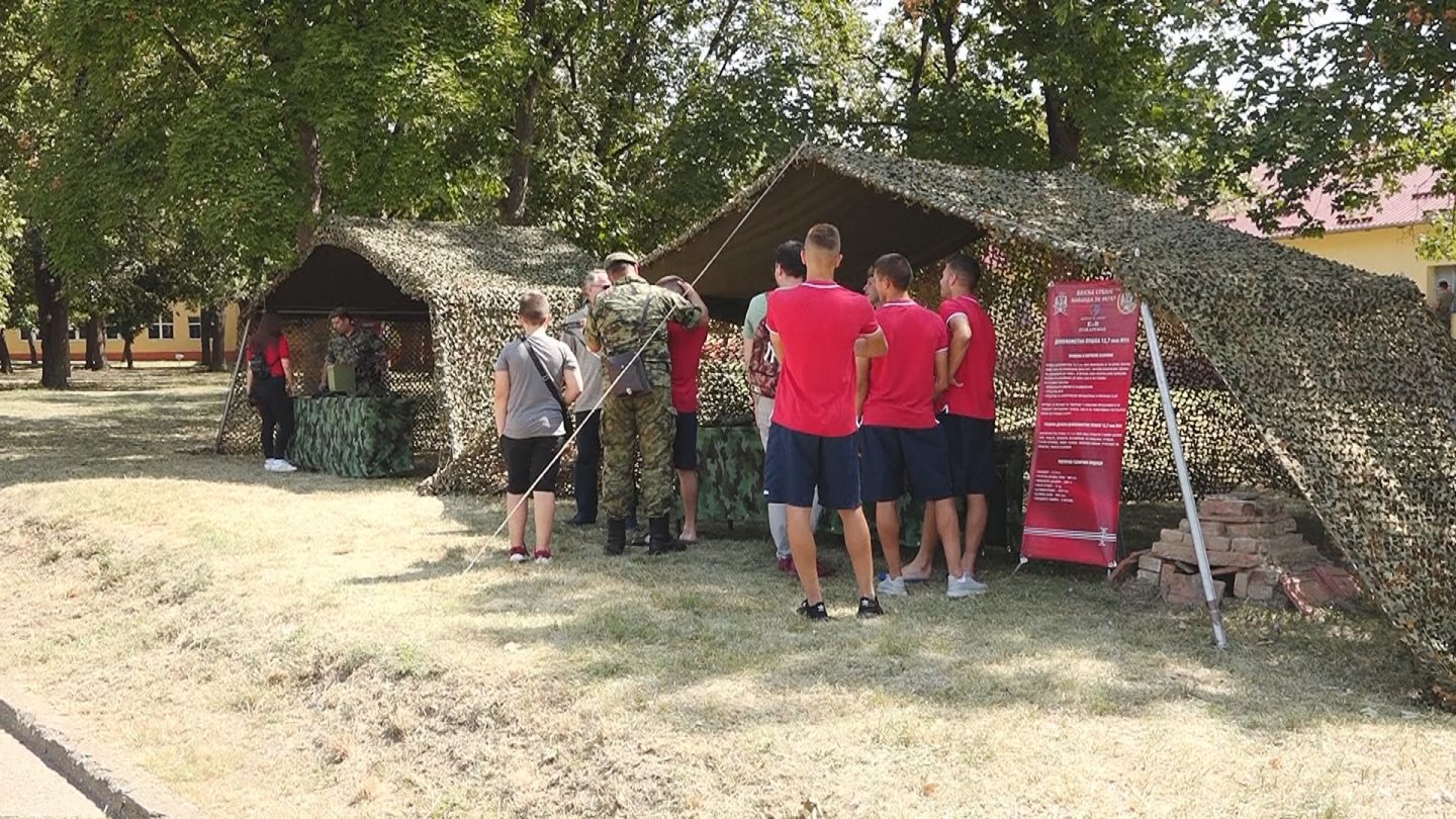 Zvezdini omladinci posetili Centar za obuku kopnene vojske (CO KoV) u kasarni „General Pavle Jurišić Šturm“ u Požarevcu