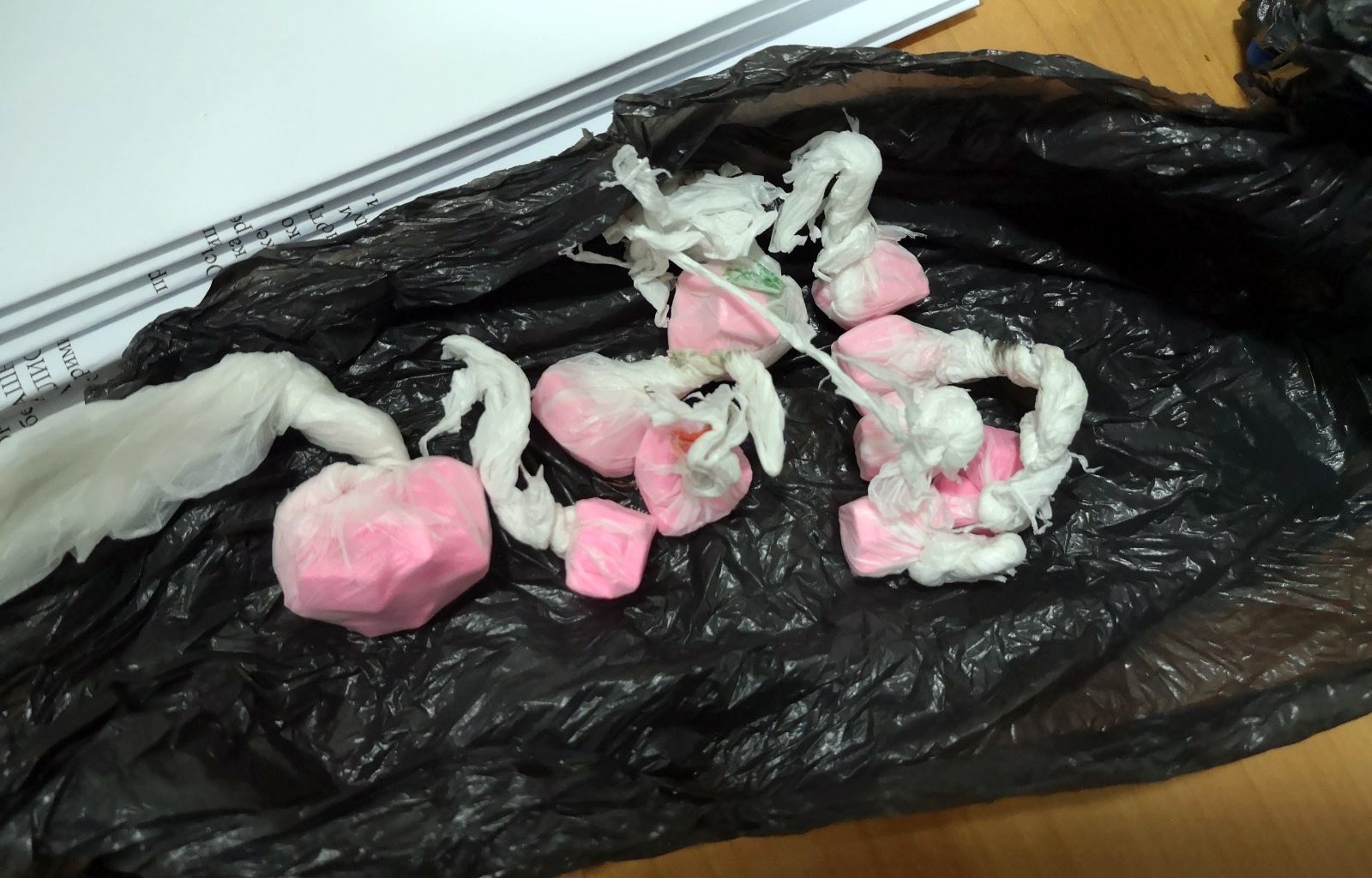 Policija: Kesu sa tabletama ekstazija izbacio kroz prozor auta