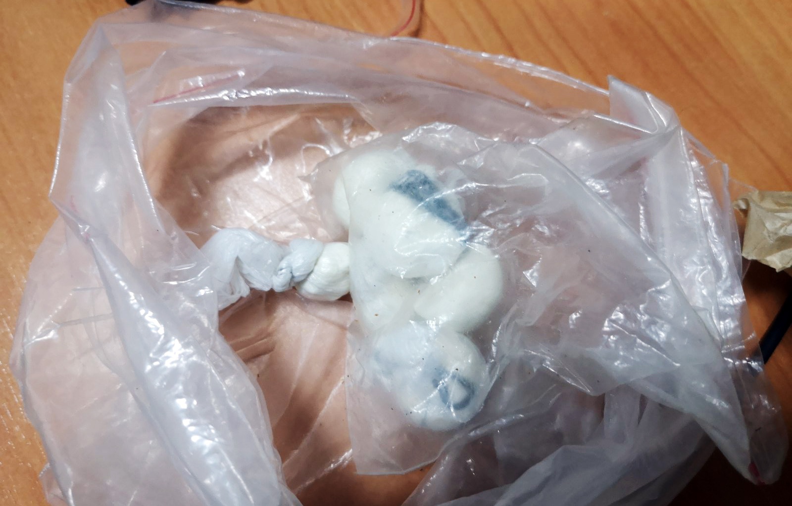 Policija: Kesu sa tabletama ekstazija izbacio kroz prozor auta