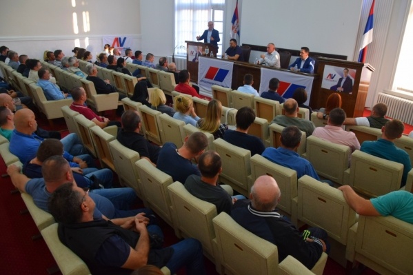 POTPREDSEDNIK SRPSKE NAPREDNE STRANKE MILOŠ VUČEVIĆ POSETIO OO SNS PETROVAC NA MLAVI