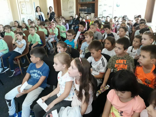 Dvesta đaka prvaka dobilo članske karte Narodne biblioteke ,,Ilija M. Petrović“