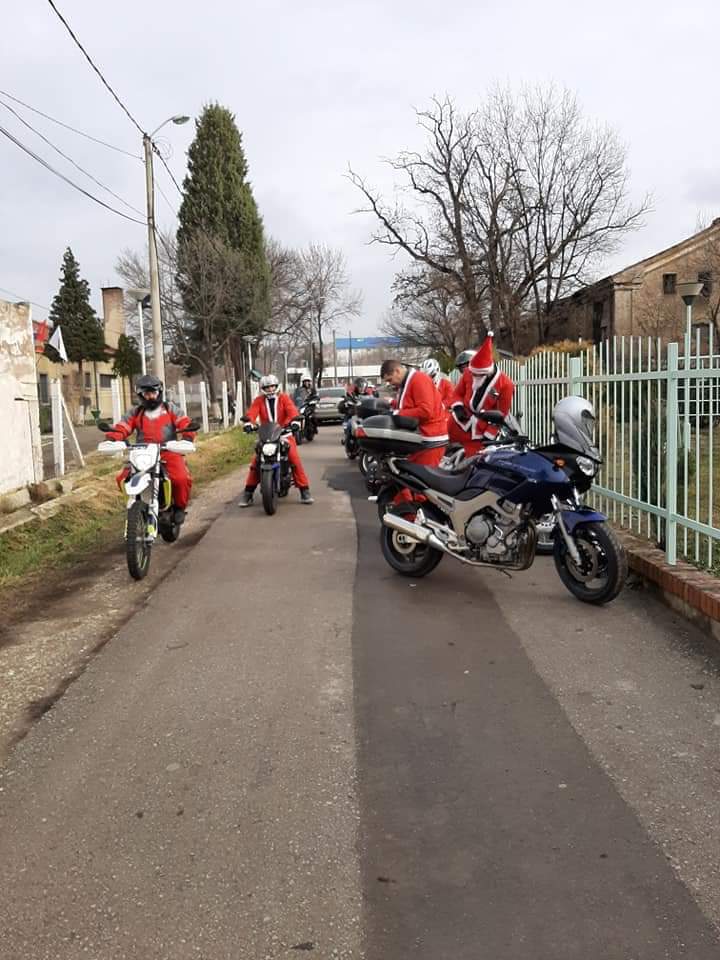 Članovi moto kluba „Vatreni“ obradovali mališane u dnevnom boravku
