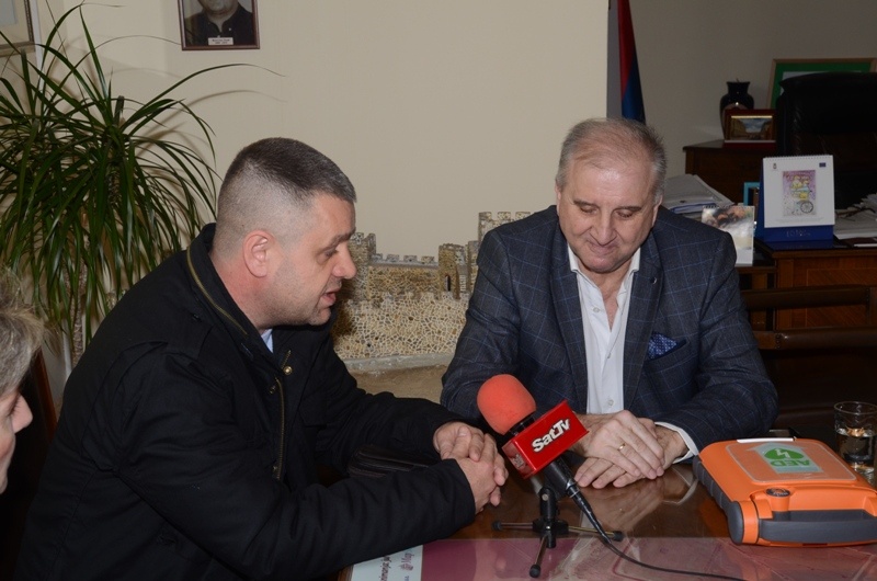 Nabavljeni defibrilatori za Dom zdravlja i dve sportske hale u Velikom Gradištu