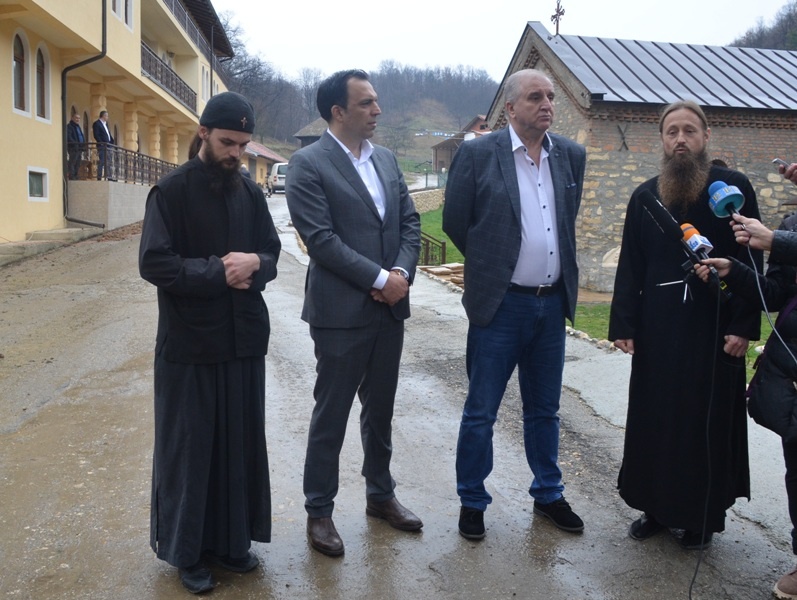 Osvetljen put LED svetiljkama iz donacije do manastira Nimnik