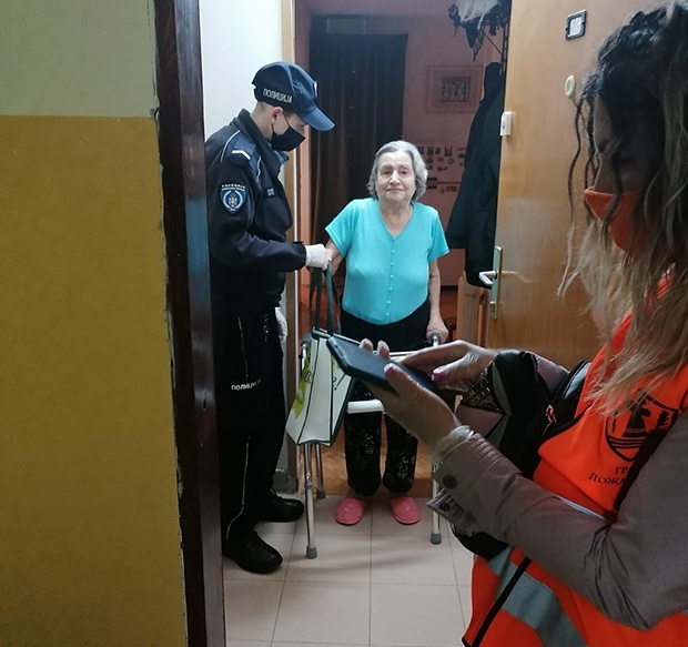 Pomoć policajaca starijim sugrađanima