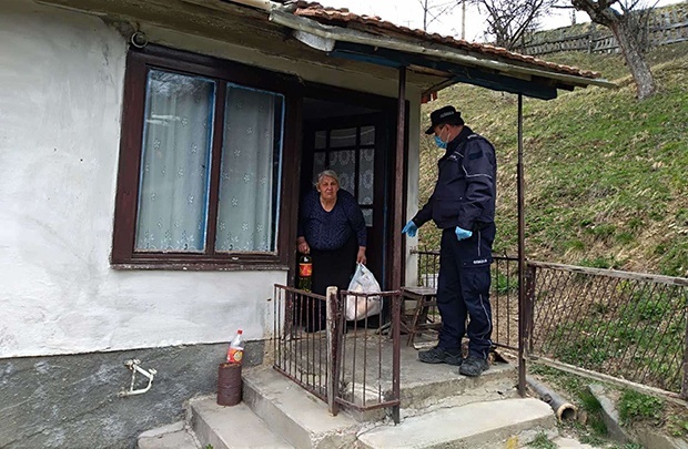 Pomoć policajaca starijim sugrađanima