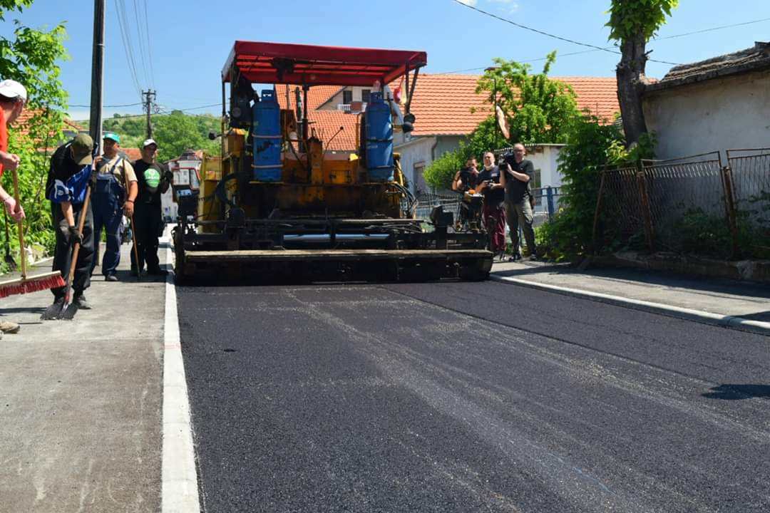 Asfaltirana ulica Milana Ristića u Petrovcu na Mlavi