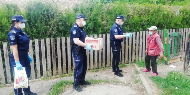 PU Požarevac na humanom zadatku: Policija delila pakete ugroženim sugrađanima