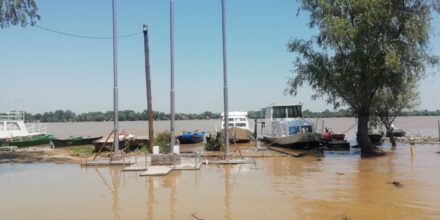 Kod pristaništa kraljice Marije u selu Dubravica izlio se Dunav, odloženo planirano otkrivanje spomen ploče FOTO