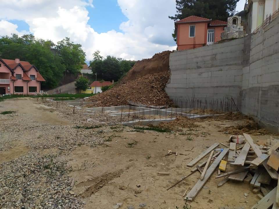 Pao potporni zid oko crkve Svetog Trifuna u Kličevcu FOTO
