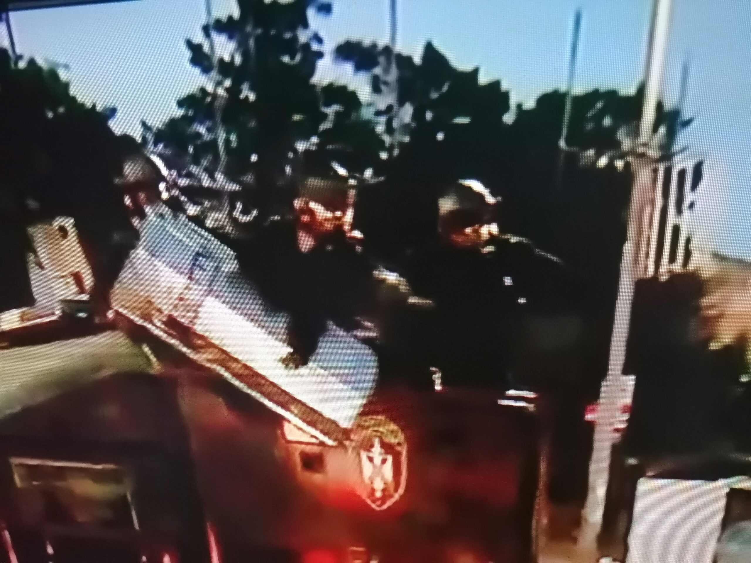 Ponovo haos ispred Skupštine, napadnuta policija, demonstranti potisnuti