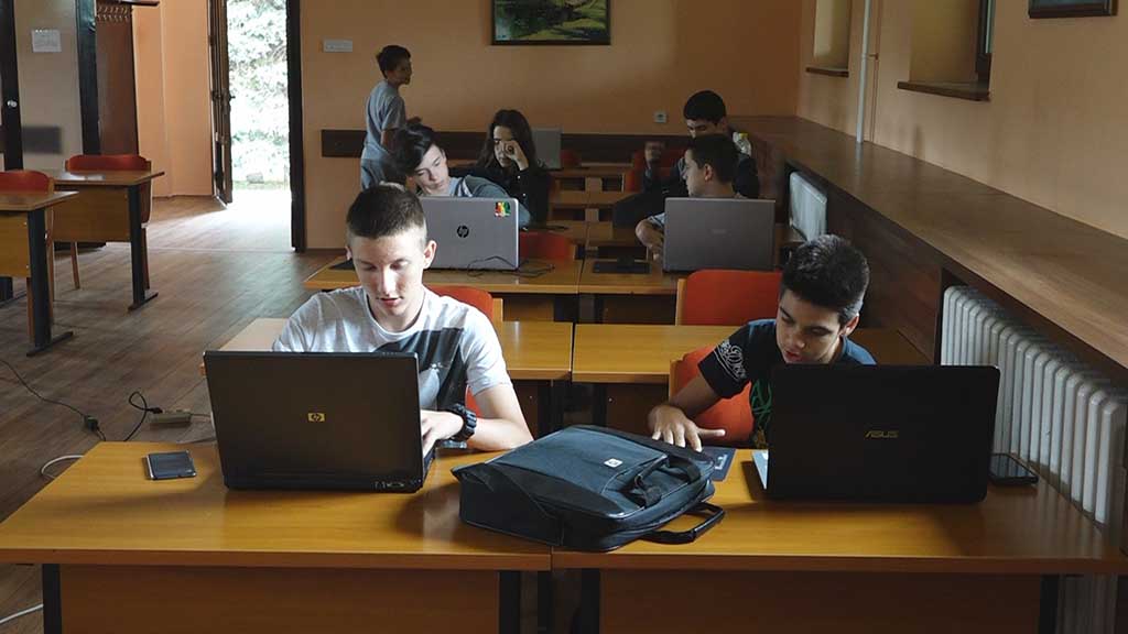 Tokom vanrednog stanja čak 1.778 dece i mladih prijavilo uznemiravanje preko interneta