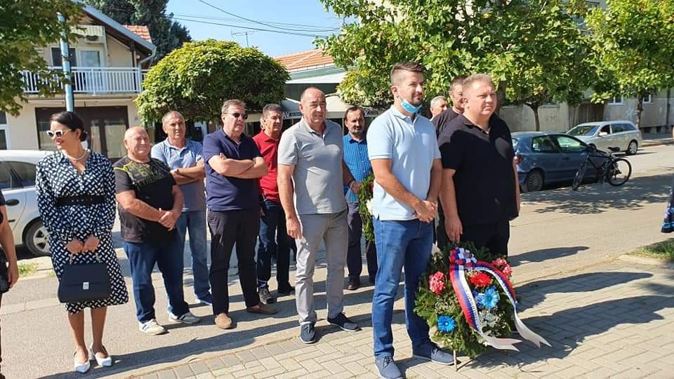 Pololoženi venaci na spomenik palim ratnicima u parku „Mala vaga“ u Petrovcu na Mlavi