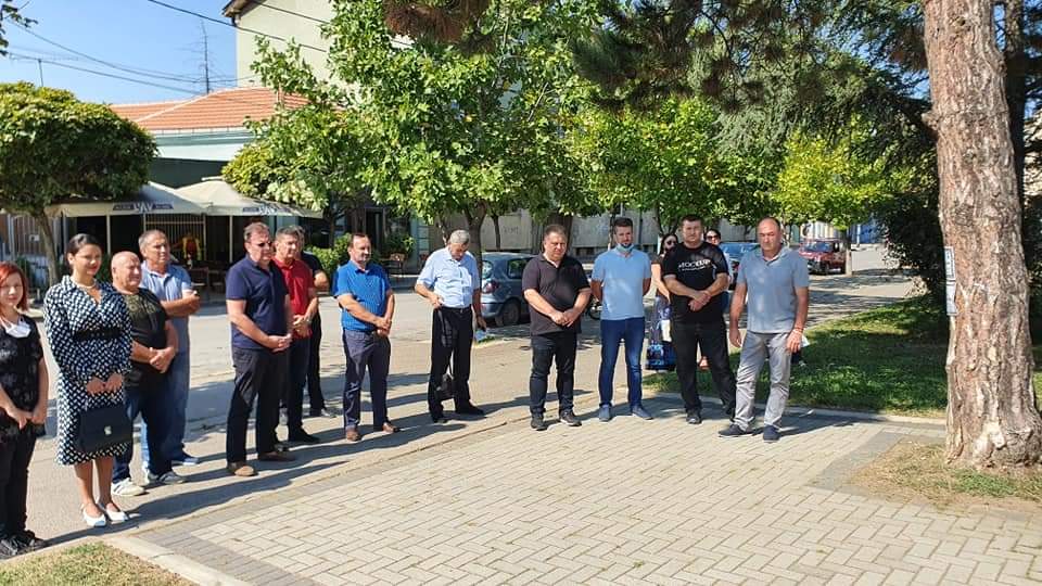 Pololoženi venaci na spomenik palim ratnicima u parku „Mala vaga“ u Petrovcu na Mlavi