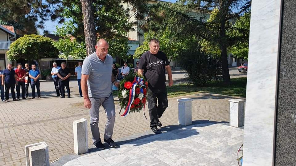 Pololoženi venaci na spomenik palim ratnicima u parku „Mala vaga“ u Petrovcu na Mlavi