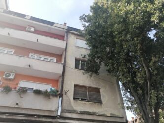 PEŠACI OPREZ: Otpada fasada u centru Požarevca