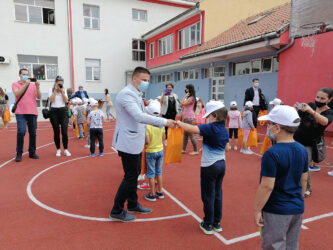 Predstavnici grada Požarevca uručili poklone đacima prvacima