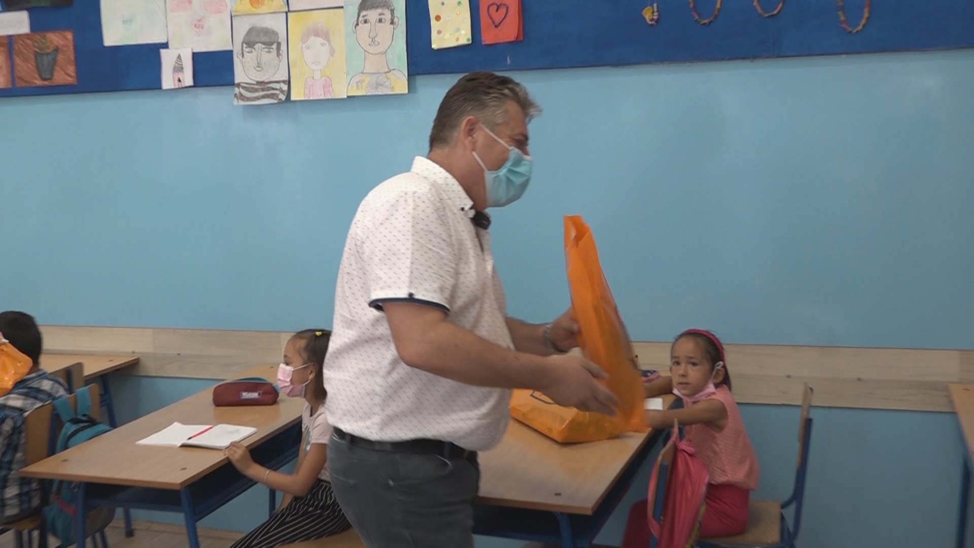 Paketi sa školskim priborom i za prvake u Kostolcu