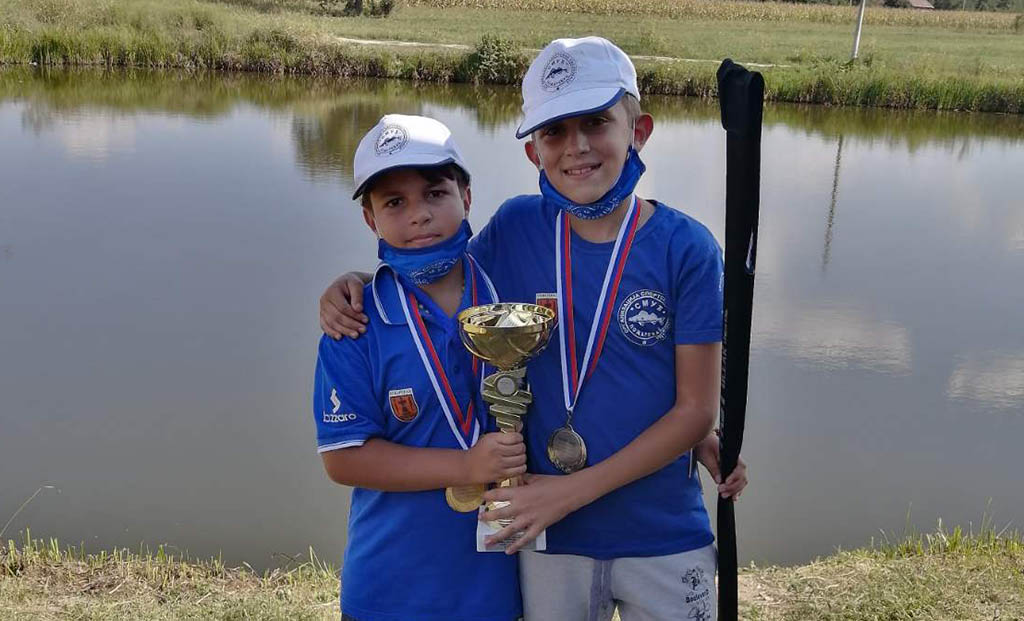 Kadeti OSR“Smuđ“ sa peharom iz Beograda