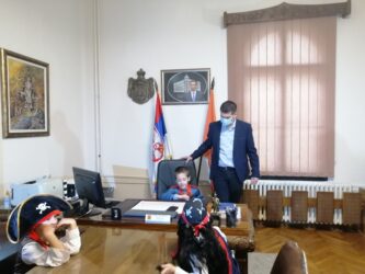Dečija nedelja u Požarevcu: gradonačelnik Saša Pavlović ugostio mališane u gradskom zdanju (FOTO)