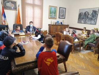 Dečija nedelja u Požarevcu: gradonačelnik Saša Pavlović ugostio mališane u gradskom zdanju (FOTO)