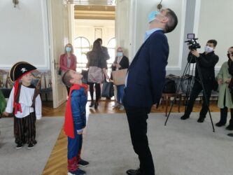 Dečija nedelja u Požarevcu: gradonačelnik Saša Pavlović ugostio mališane u gradskom zdanju (FOTO)