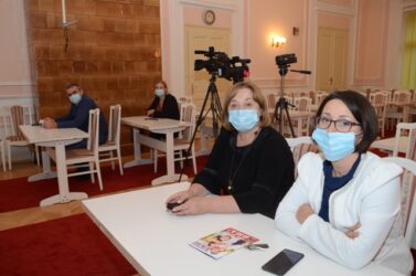 Dodeljene kartice “Cena minus za 3+“ za roditelje u Velikom Gradištu
