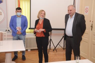 Dodeljene kartice “Cena minus za 3+“ za roditelje u Velikom Gradištu
