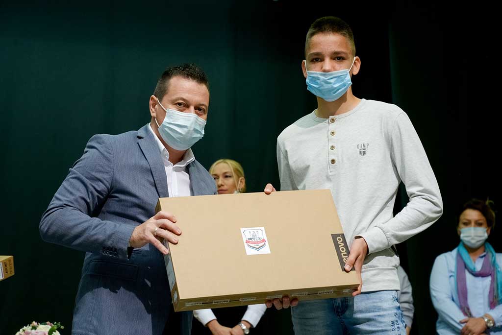 Nagrađeni najbolji đaci generacije u Kostolcu