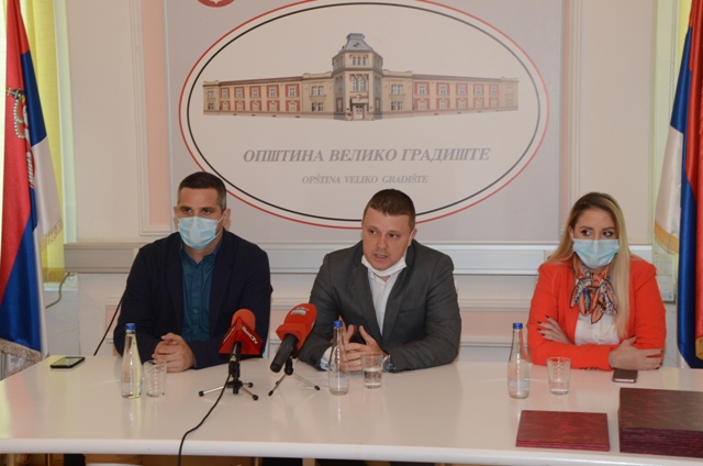 U Velikom Gradištu dodeljena su priznanja u vidu opštinskih nagrada i plaketa najuspešnijim građanima