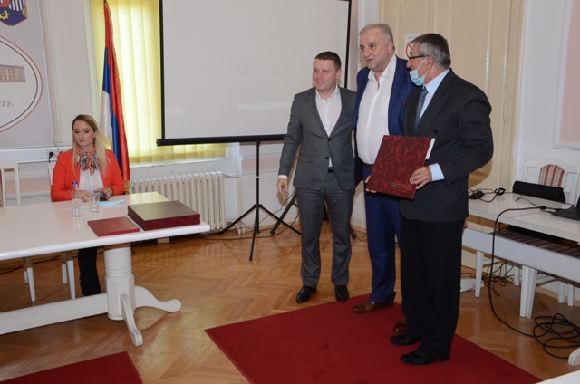 U Velikom Gradištu dodeljena su priznanja u vidu opštinskih nagrada i plaketa najuspešnijim građanima