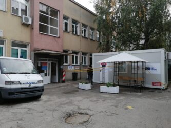 Epidemiološka situacija danas mirnija, vojska postavlja šator za pacijente ispred Kovid ambulante Doma zdravlja u Požarevcu (FOTO)
