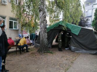 Epidemiološka situacija danas mirnija, vojska postavlja šator za pacijente ispred Kovid ambulante Doma zdravlja u Požarevcu (FOTO)