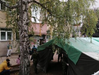 Epidemiološka situacija danas mirnija, vojska postavlja šator za pacijente ispred Kovid ambulante Doma zdravlja u Požarevcu (FOTO)