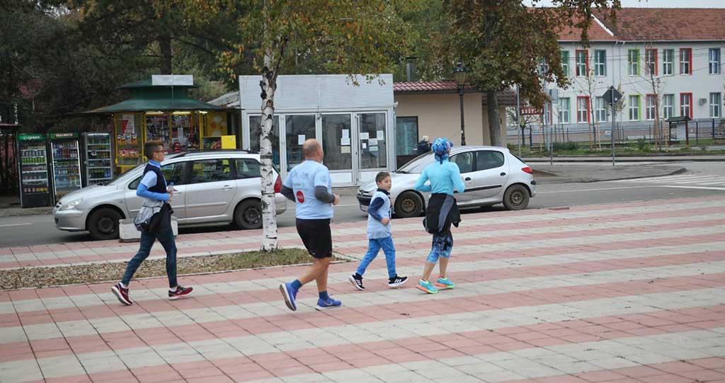 U Kostolcu održana trka solidarnosti pod sloganom „DA SVET POPLAVI I SVI BUDEMO ZDRAVI“