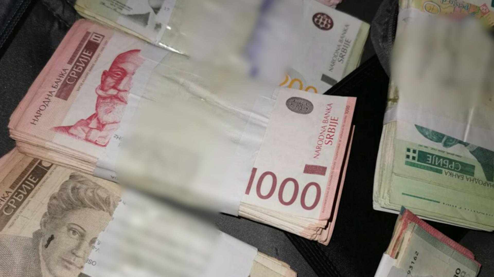 Policija: Razbojnik sa budakom, pre menjačnice provalio u prehrambenu prodavnicu i odneo proizvode vredne 140.000 dinara
