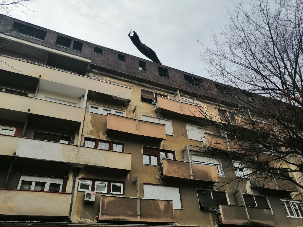 OPREZ: U Tabačkoj čaršiji, poletele osb table sa krova zgrade