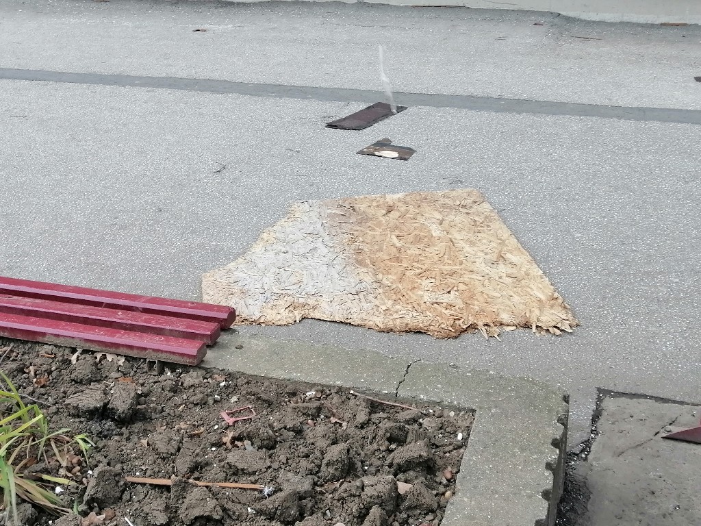 OPREZ: U Tabačkoj čaršiji, poletele osb table sa krova zgrade