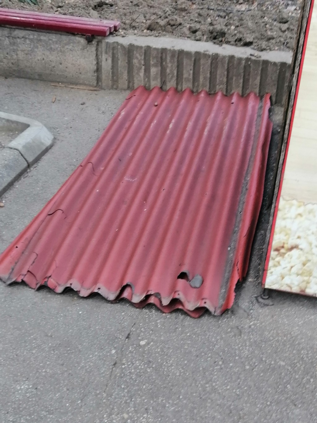 OPREZ: U Tabačkoj čaršiji, poletele osb table sa krova zgrade