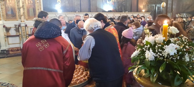 Veliko Gradište: Vernici dočekali Božić uz česnicu