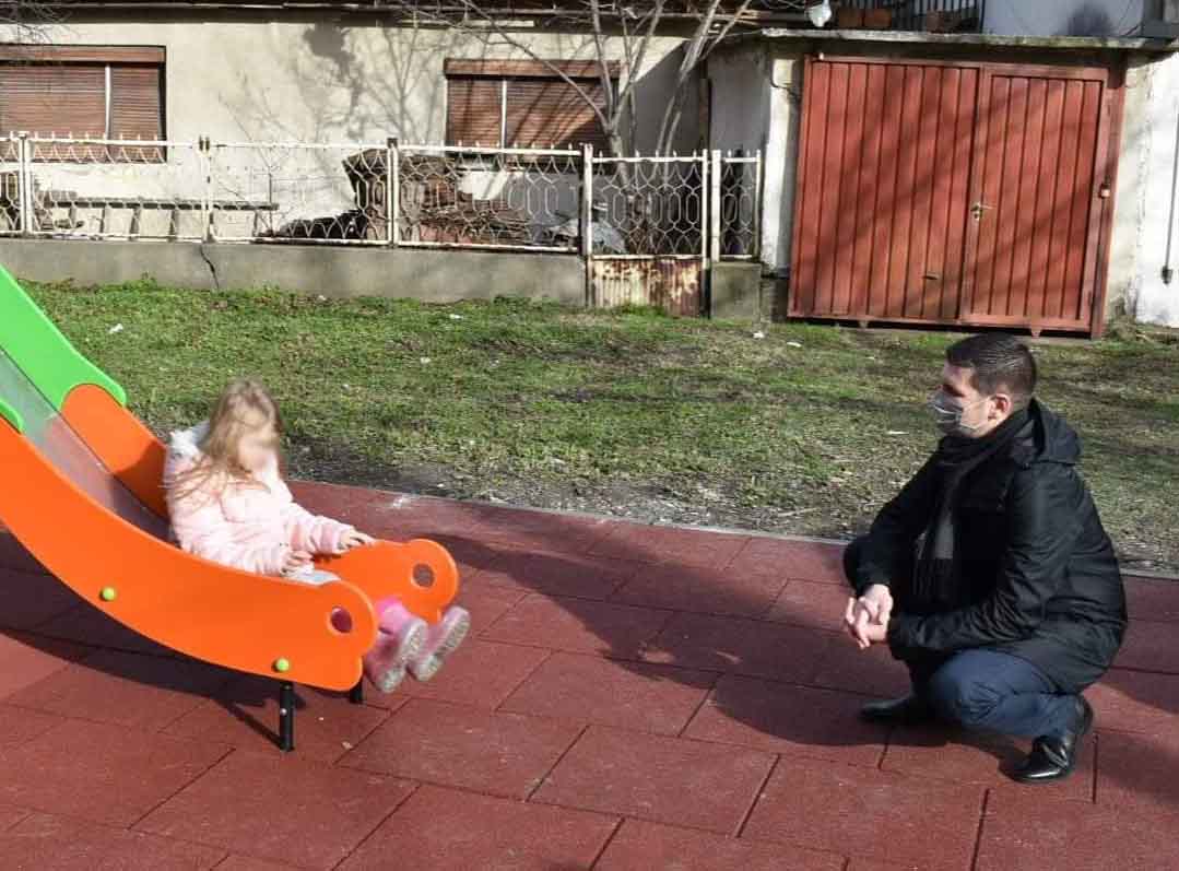 Novo igralište za decu u Knićaninovoj ulici u Požarevcu (FOTO)