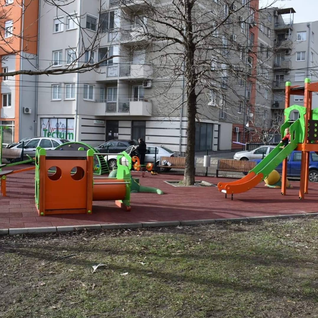 Novo igralište za decu u Knićaninovoj ulici u Požarevcu (FOTO)