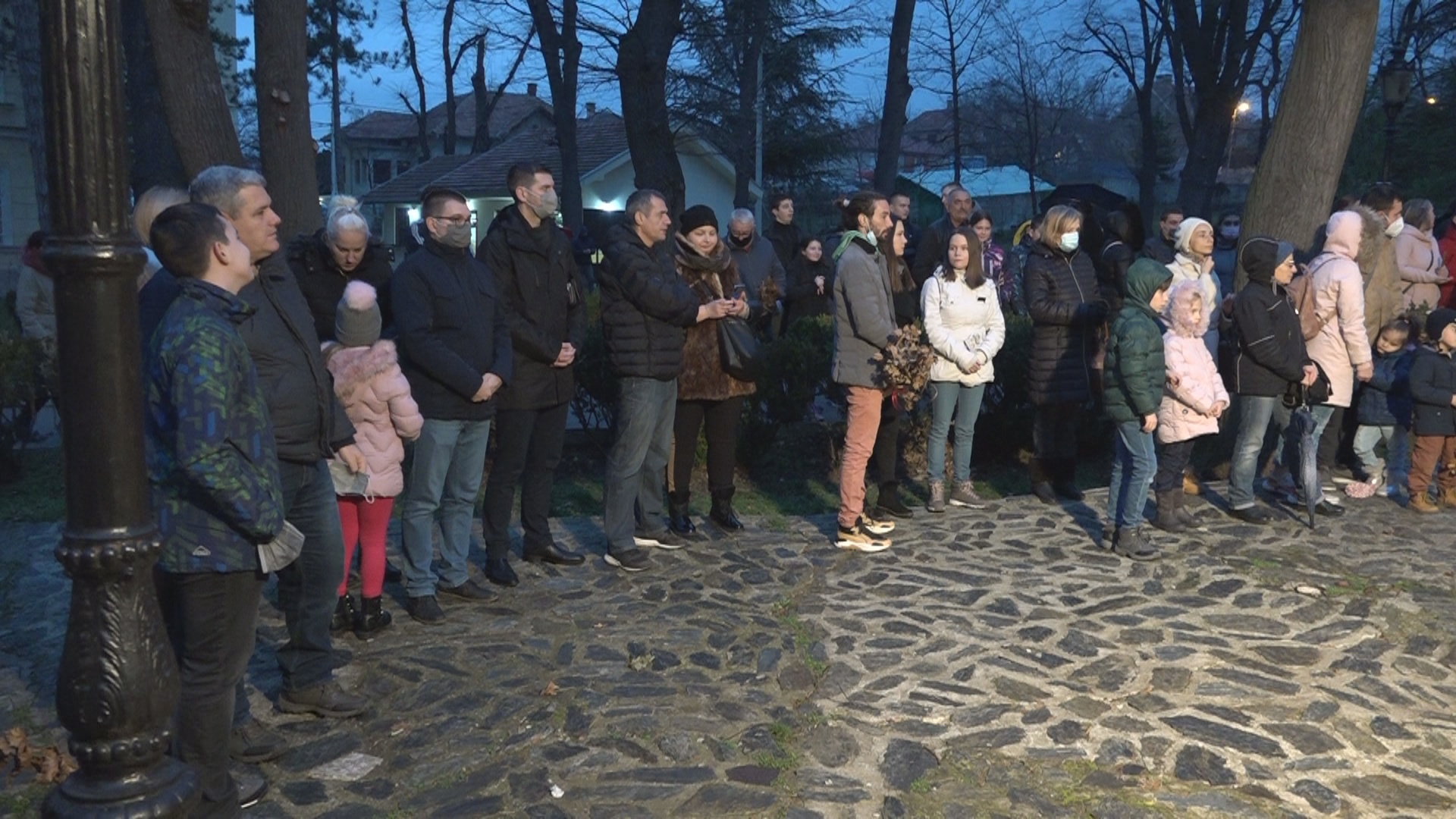 Paljenje badnjaka u Sabornoj crkvi u Požarevcu (FOTO)